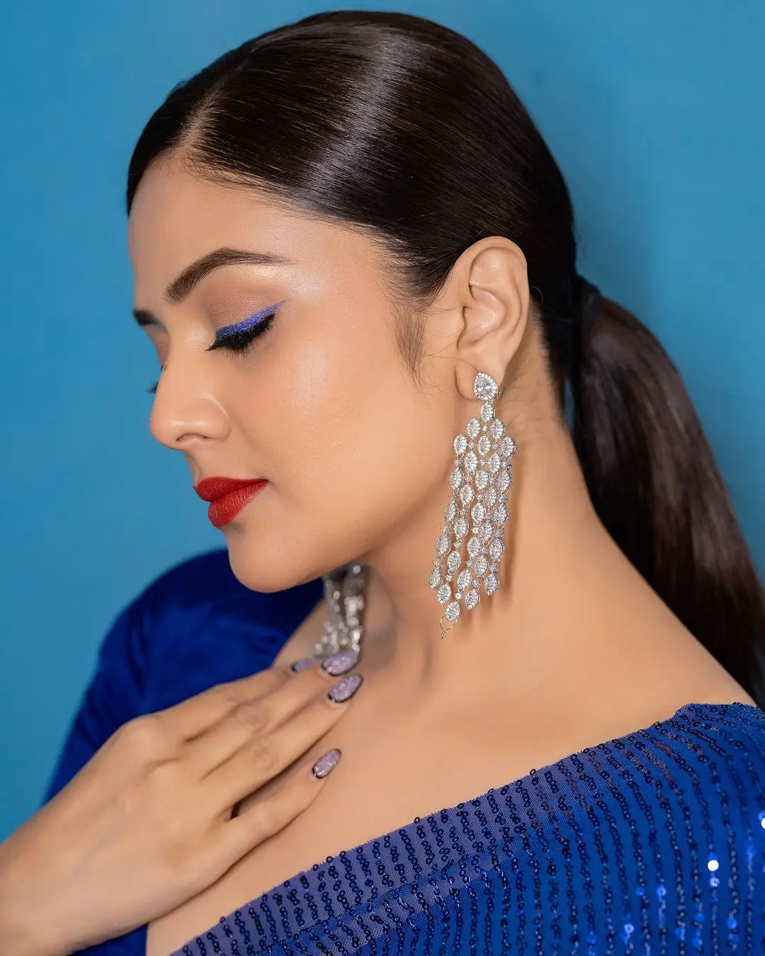 zee tv actress sreemukhi in traditional blue saree blouse